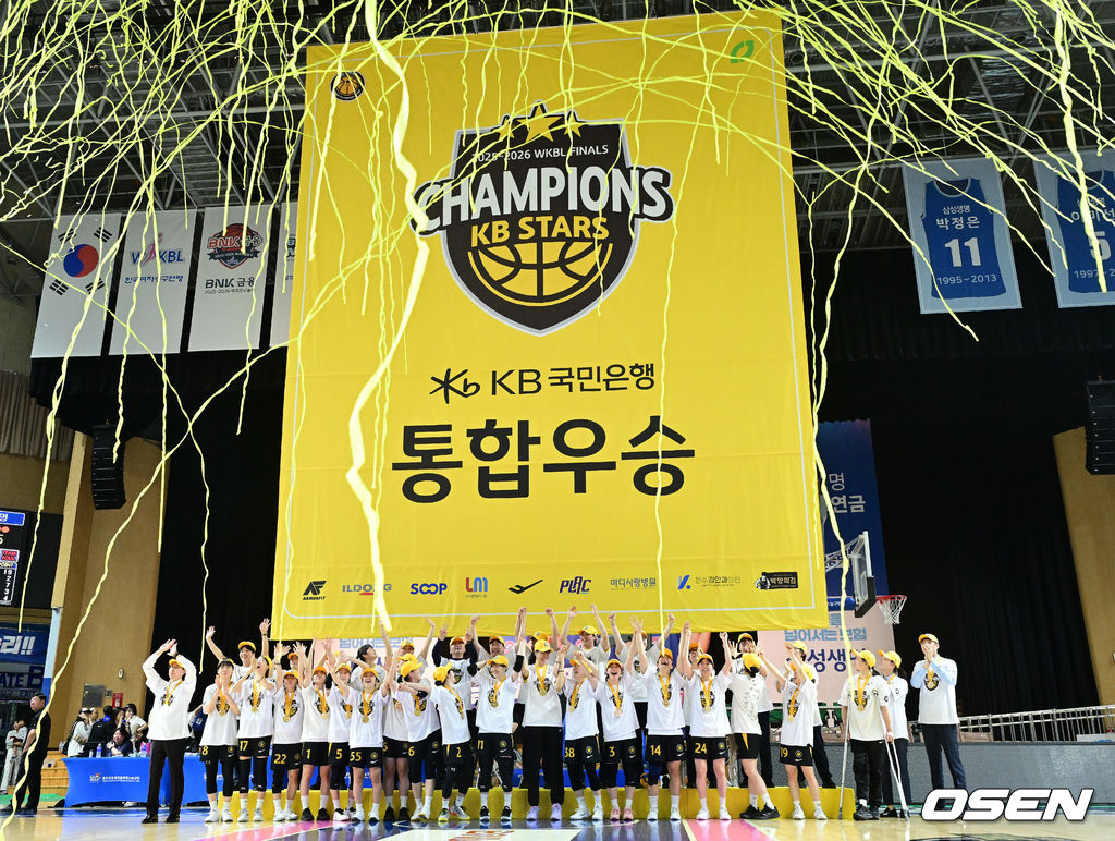 청주 KB스타즈가 4년 만에 통합 챔피언 달성에 성공했다. KB스타즈는 26일 용인체육관에서 개최된 BNK금융 2025-26 여자프로농구 챔피언결정전 3차전에서 용인 삼성생명을 80-65로 꺾고 3연승을 달렸다. 정규리그 챔피언 KB스타즈는 플레이오프 퍼펙트 6연승으로 통합 우승에 성공했다. KB스타즈는 구단통산 세 번째 통합우승 달성에 성공했다. 김완수 감독을 비롯한 코칭스태프와 선수들이 우승을 기뻐하고 있다. 2026.04.26 / dreamer@osen.co.kr