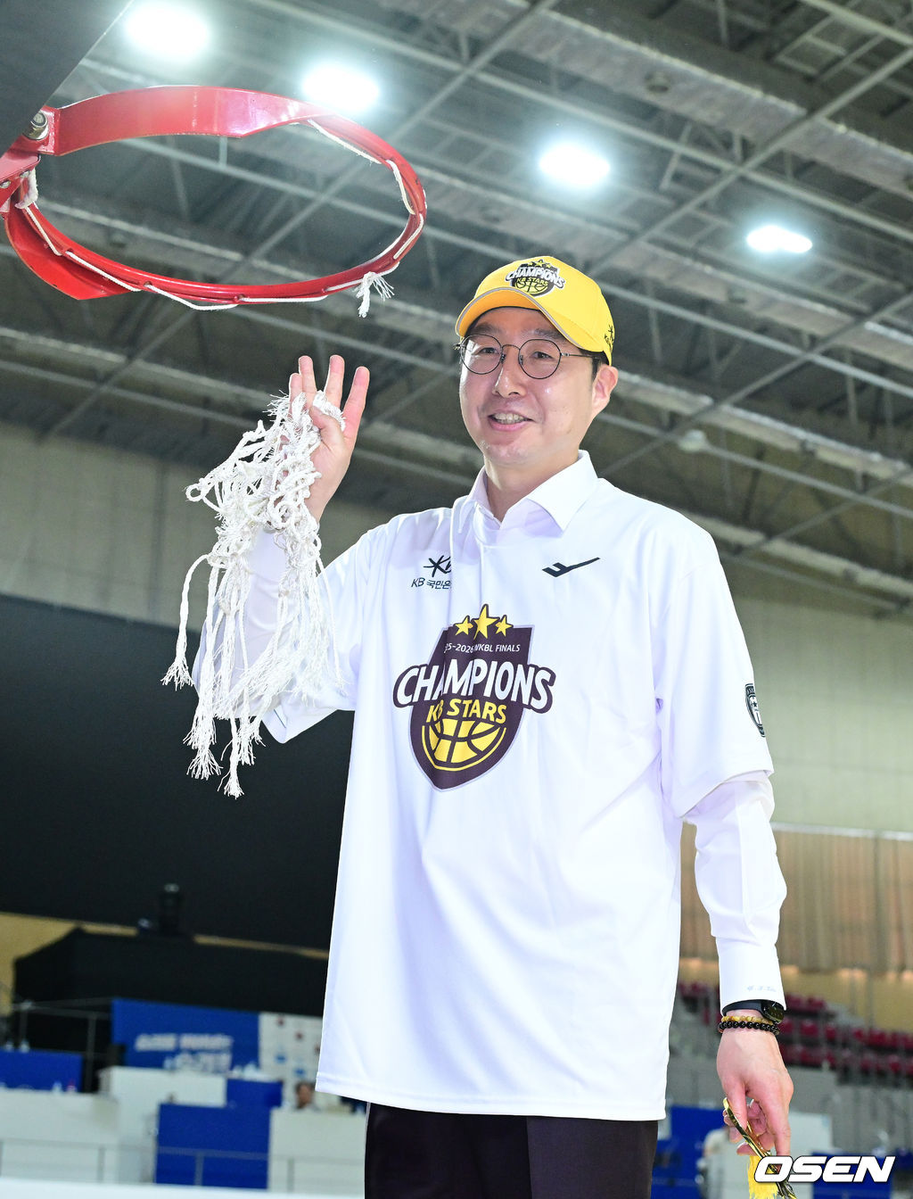 청주 KB스타즈가 4년 만에 통합 챔피언 달성에 성공했다. KB스타즈는 26일 용인체육관에서 개최된 BNK금융 2025-26 여자프로농구 챔피언결정전 3차전에서 용인 삼성생명을 80-65로 꺾고 3연승을 달렸다. 정규리그 챔피언 KB스타즈는 플레이오프 퍼펙트 6연승으로 통합 우승에 성공했다. KB스타즈는 구단통산 세 번째 통합우승 달성에 성공했다. 김완수 감독이 림 그물을 자르는 세리머니를 펼치고 있다. 2026.04.26 / dreamer@osen.co.kr