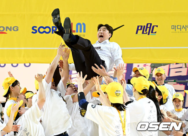 [OSEN=용인, 최규한 기자] 청주 KB스타즈가 4년 만에 통합 챔피언 달성에 성공했다.&nbsp;KB스타즈는 26일 용인체육관에서 개최된 BNK금융 2025-26 여자프로농구 챔피언결정전 3차전에서 용인 삼성생명을 80-65로 꺾고 3연승을 달렸다. 정규리그 챔피언 KB스타즈는 플레이오프 퍼펙트 6연승으로 통합 우승에 성공했다. KB스타즈는 구단통산 세 번째 통합우승 달성에 성공했다.&nbsp;KB 김완수 감독이 우승 헹가래를 받고 있다. 2026.04.26 / dreamer@osen.co.kr