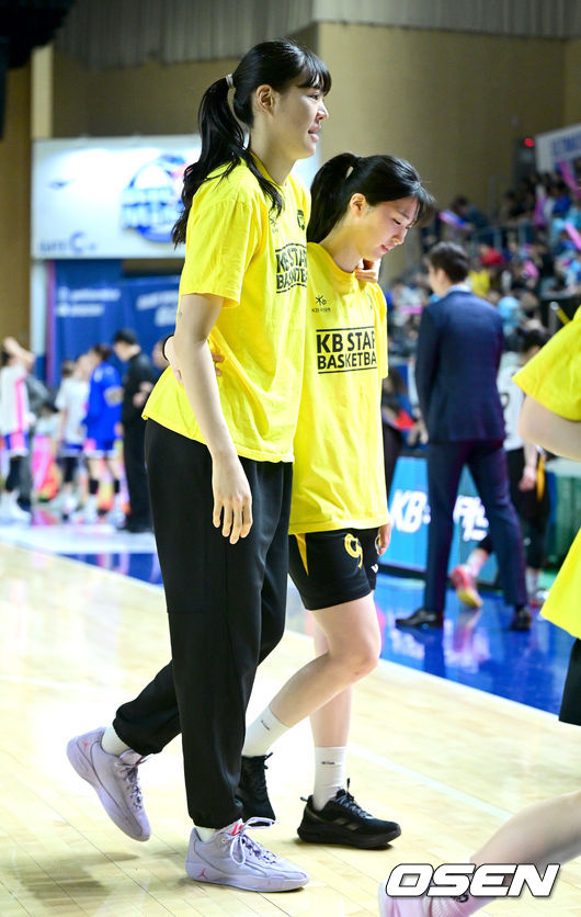 [OSEN=용인, 최규한 기자] 26일 오후 경기도 용인실내체육관에서 ‘BNK금융 2025-2026 여자프로농구’ 챔피언결정 3차전 삼성생명과 KB스타즈의 경기가 열렸다.KB는 통합우승까지 단 1승만을 남겨뒀다. 벼랑 끝에 선 삼성생명은 홈에서 반격을 노린다.경기를 앞두고 KB 박지수가 동료들과 파이팅을 외친 뒤 벤치로 향하고 있다. 2026.04.26 / dreamer@osen.co.kr