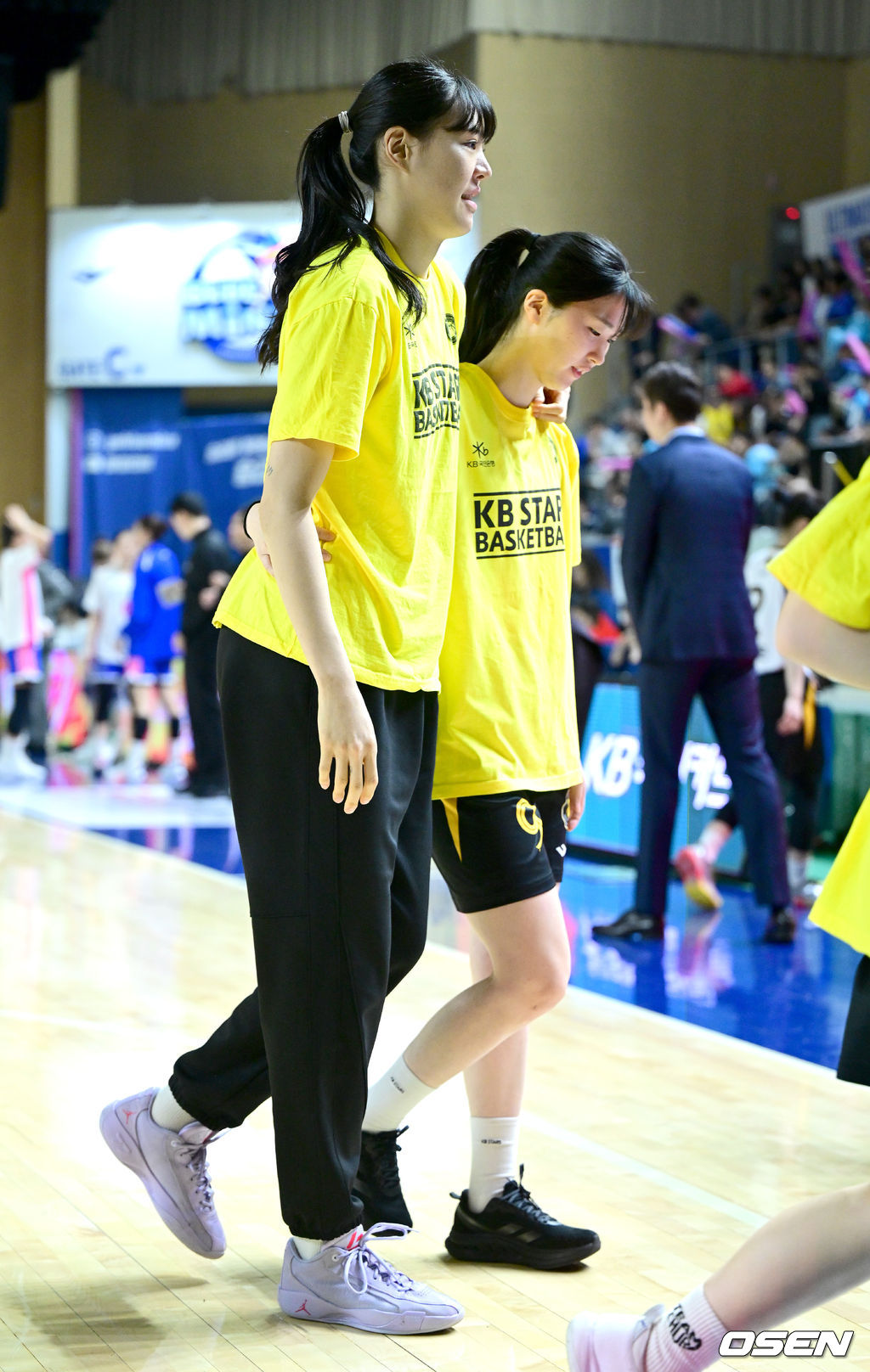 26일 오후 경기도 용인실내체육관에서 ‘BNK금융 2025-2026 여자프로농구’ 챔피언결정 3차전 삼성생명과 KB스타즈의 경기가 열렸다.KB는 통합우승까지 단 1승만을 남겨뒀다. 벼랑 끝에 선 삼성생명은 홈에서 반격을 노린다.경기를 앞두고 KB 박지수가 동료들과 파이팅을 외친 뒤 벤치로 향하고 있다. 2026.04.26 / dreamer@osen.co.kr