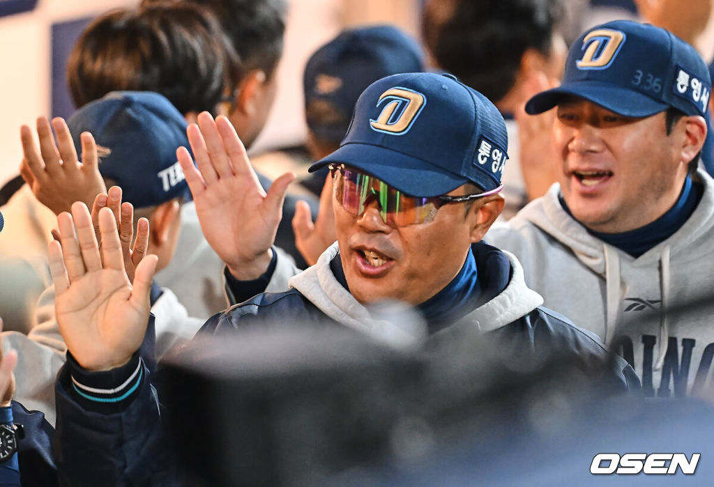 14일 창원NC파크에서 2026 신한 SOL KBO 리그 NC 다이노스와 KT 위즈의 경기가 열렸다. 홈팀 NC는 버하겐이, 방문팀 KT는 고영표가 선발 출전했다. NC 다이노스 이호준 감독이 KT 위즈에 7-4로 승리한 후 하이파이브를 하고 있다. 2026.04.14 / foto0307@osen.co.kr