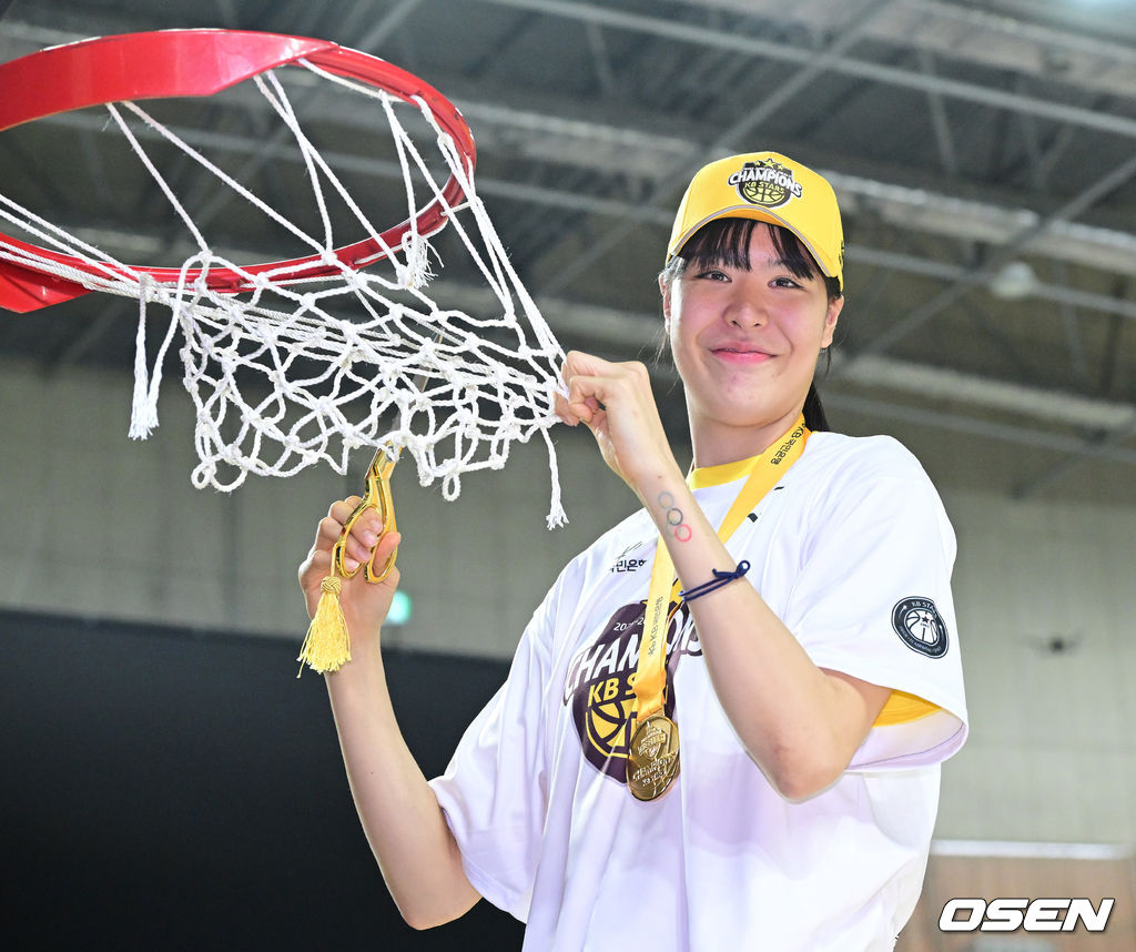 청주 KB스타즈가 4년 만에 통합 챔피언 달성에 성공했다. KB스타즈는 26일 용인체육관에서 개최된 BNK금융 2025-26 여자프로농구 챔피언결정전 3차전에서 용인 삼성생명을 80-65로 꺾고 3연승을 달렸다. 정규리그 챔피언 KB스타즈는 플레이오프 퍼펙트 6연승으로 통합 우승에 성공했다. KB스타즈는 구단통산 세 번째 통합우승 달성에 성공했다. KB 박지수가 림 그물을 자르는 세리머니를 펼치고 있다. 2026.04.26 / dreamer@osen.co.kr