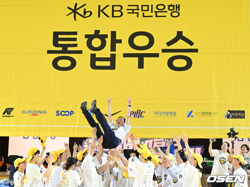 청주 KB스타즈가 4년 만에 통합 챔피언 달성에 성공했다. KB스타즈는 26일 용인체육관에서 개최된 BNK금융 2025-26 여자프로농구 챔피언결정전 3차전에서 용인 삼성생명을 80-65로 꺾고 3연승을 달렸다. 정규리그 챔피언 KB스타즈는 플레이오프 퍼펙트 6연승으로 통합 우승에 성공했다. KB스타즈는 구단통산 세 번째 통합우승 달성에 성공했다. KB스타즈 이환주 구단주가 우승 헹가래를 받고 있다. 2026.04.26 / dreamer@osen.co.kr