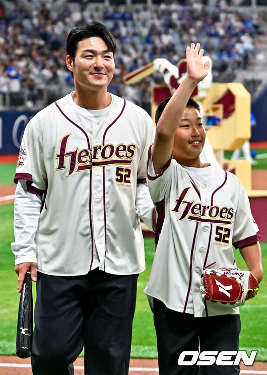 [OSEN=고척, 민경훈 기자] 26일 오후 서울 고척스카이돔에서 2026 신한 SOL KBO리그 키움 히어로즈와 삼성 라이온즈의 경기가 열렸다.이날 키움은 박준현을, 삼성은 장찬희를 선발투수로 내세운다.경기 전 박병호 코치가 아들과 함께 시구 시타 이벤트를 하고 있다. 2026.04.26 / rumi@osen.co.kr