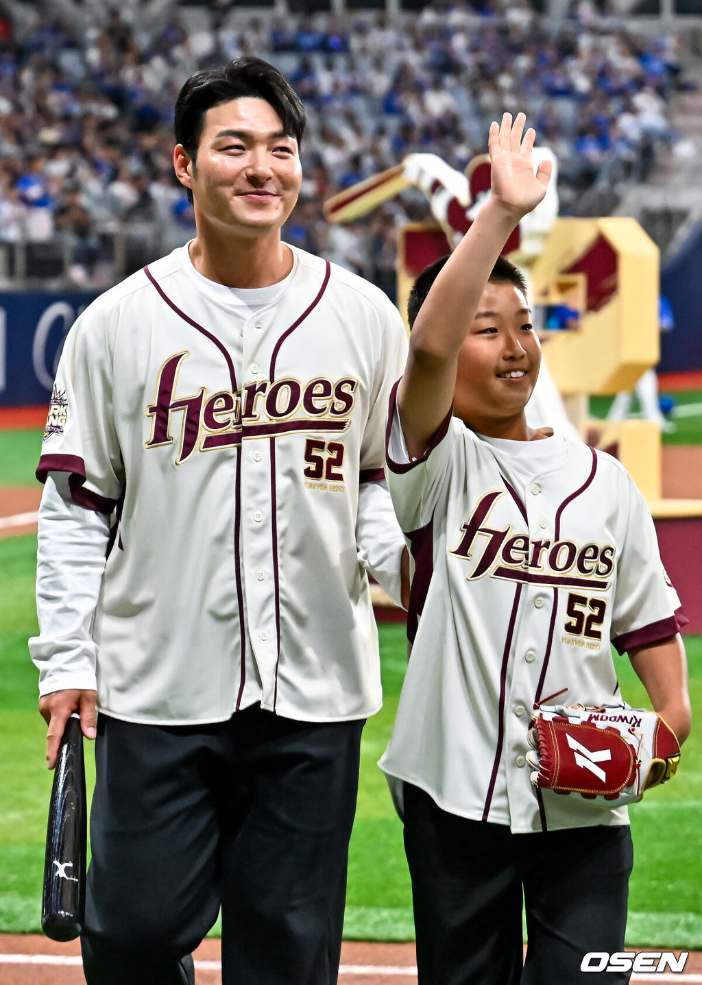 26일 오후 서울 고척스카이돔에서 2026 신한 SOL KBO리그 키움 히어로즈와 삼성 라이온즈의 경기가 열렸다.이날 키움은 박준현을, 삼성은 장찬희를 선발투수로 내세운다.경기 전 박병호 코치가 아들과 함께 시구 시타 이벤트를 하고 있다. 2026.04.26 / rumi@osen.co.kr