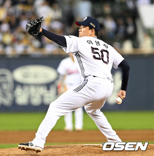 [OSEN=잠실, 이대선 기자] 24일 서울 잠실야구장에서 2026 신한 SOL KBO리그 두산 베어스와 LG 트윈스의 경기가 열렸다.이날 두산은 최승용, LG는 임찬규를 선발로 내세웠다.8회초 두산 이영하가 역투하고 있다. 2026.04.24 /sunday@osen.co.kr