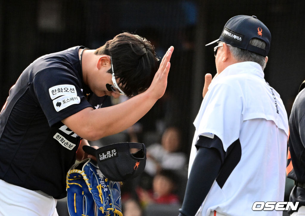 프로야구 한화 이글스가 6연패 이후 2연승을 달리며 분위기 반전에 성공했다. 롯데 자이언츠는 영패를 모면하는데 그쳤다. 한화는 19일 부산 사직구장에서 열린 ’2026 신한 SOL KBO리그’ 정규시즌 롯데와의 2차전 맞대결에서 9-1로 완승을 거뒀다. 이로써 한화는 6연패를 탈출한 뒤 곧바로 2연승을 질주했다. 8승 10패를 마크했다. 롯데는 3연패로 6승 12패가 됐다.경기를 마치고 한화 김서현이 김경문 감독과 하이파이브를 하고 있다. 2026.04.19 / jpnews@osen.co.kr