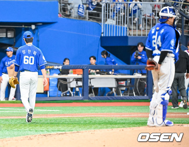 [OSEN=고척, 민경훈 기자] 26일 오후 서울 고척스카이돔에서 2026 신한 SOL KBO리그 키움 히어로즈와 삼성 라이온즈의 경기가 열렸다.이날 키움은 박준현을, 삼성은 장찬희를 선발투수로 내세운다.4회말 무사 주자 1루 키움 김건희 타석에서 삼성 선발 장찬희가 강판되고 있다. 2026.04.26 / rumi@osen.co.kr