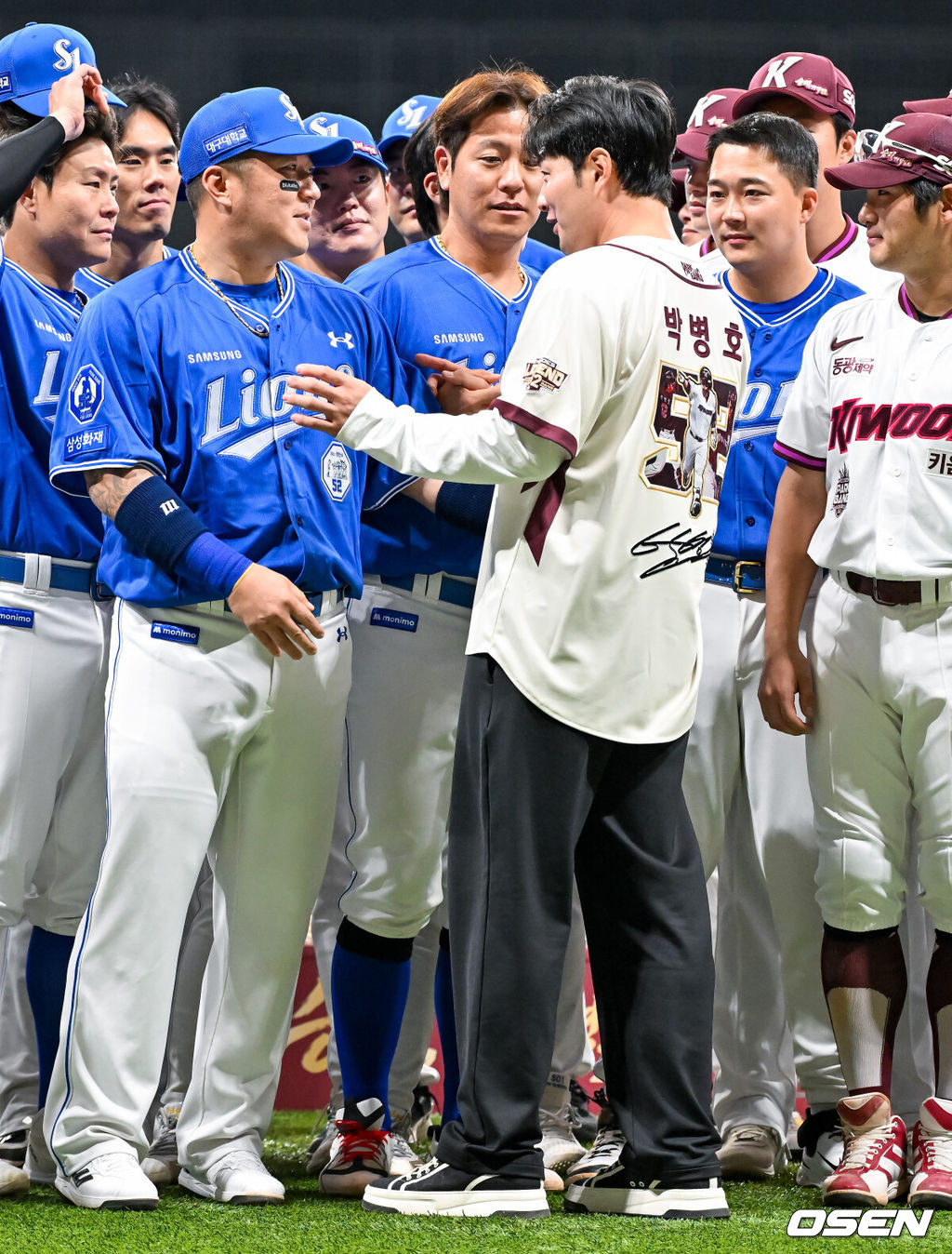 26일 오후 서울 고척스카이돔에서 2026 신한 SOL KBO리그 키움 히어로즈와 삼성 라이온즈의 경기가 열렸다.이날 키움은 박준현을, 삼성은 장찬희를 선발투수로 내세운다.경기 전 박병호 코치의 선수 은퇴식이 그라운드에서 진행되고 있다. 2026.04.26 / rumi@osen.co.kr