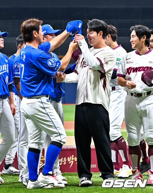 [OSEN=고척, 민경훈 기자] 26일 오후 서울 고척스카이돔에서 2026 신한 SOL KBO리그 키움 히어로즈와 삼성 라이온즈의 경기가 열렸다.이날 키움은 박준현을, 삼성은 장찬희를 선발투수로 내세운다.경기 전 박병호 코치의 선수 은퇴식이 그라운드에서 진행되고 있다. 2026.04.26 / rumi@osen.co.kr