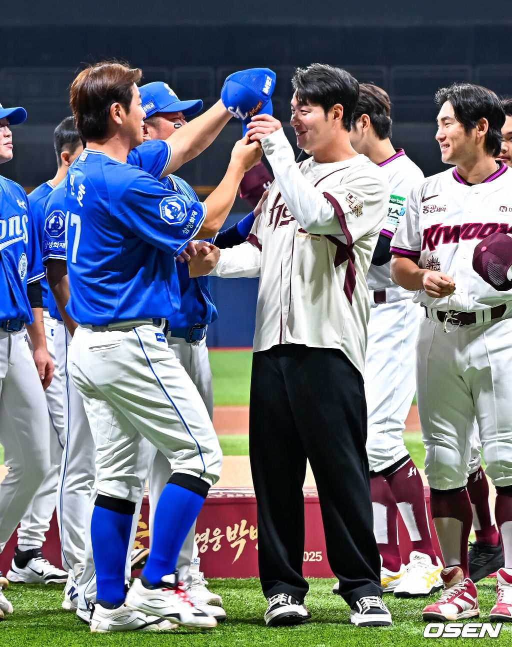 26일 오후 서울 고척스카이돔에서 2026 신한 SOL KBO리그 키움 히어로즈와 삼성 라이온즈의 경기가 열렸다.이날 키움은 박준현을, 삼성은 장찬희를 선발투수로 내세운다.경기 전 박병호 코치의 선수 은퇴식이 그라운드에서 진행되고 있다. 2026.04.26 / rumi@osen.co.kr