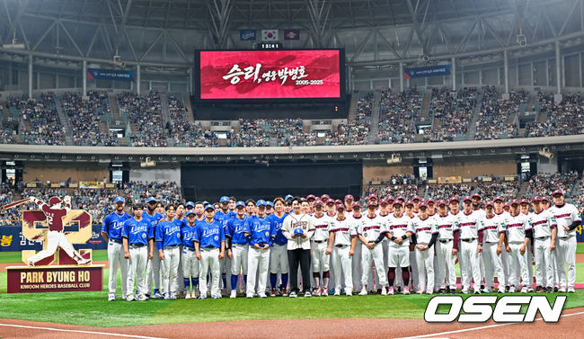 [OSEN=고척, 민경훈 기자] 26일 오후 서울 고척스카이돔에서 2026 신한 SOL KBO리그 키움 히어로즈와 삼성 라이온즈의 경기가 열렸다.이날 키움은 박준현을, 삼성은 장찬희를 선발투수로 내세운다.경기 전 박병호 코치의 선수 은퇴식이 그라운드에서 진행되고 있다. 2026.04.26 / rumi@osen.co.kr