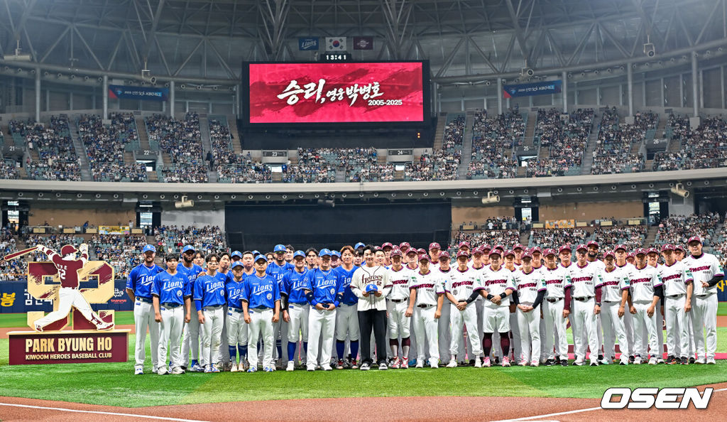 26일 오후 서울 고척스카이돔에서 2026 신한 SOL KBO리그 키움 히어로즈와 삼성 라이온즈의 경기가 열렸다.이날 키움은 박준현을, 삼성은 장찬희를 선발투수로 내세운다.경기 전 박병호 코치의 선수 은퇴식이 그라운드에서 진행되고 있다. 2026.04.26 / rumi@osen.co.kr