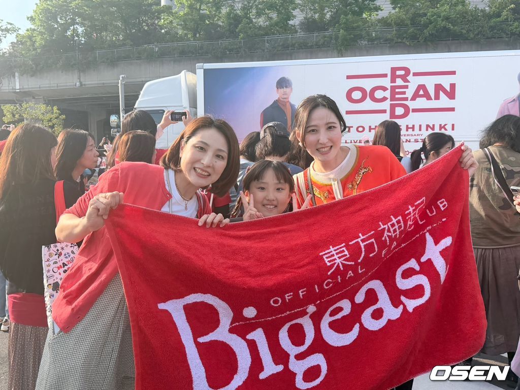 동방신기의 8년만 닛산 스타디움 단독 콘서트를 앞둔 가운데 하루카(39), 사라(9), 사오리(34)가 취재진의 인터뷰에 응했다.