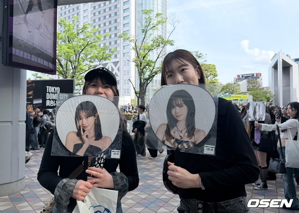 에스파의 도쿄돔 단독 콘서트를 앞둔 가운데 케이나(26), 유나(24)가 취재진의 인터뷰에 응했다.