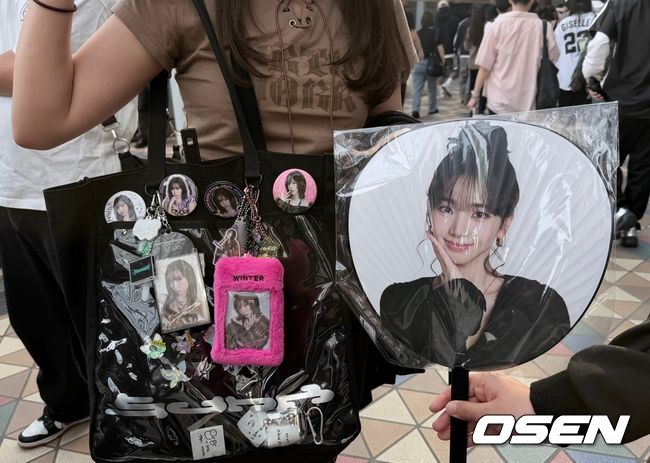 [OSEN=김채연 기자] 에스파로 가득한 팬의 가방.