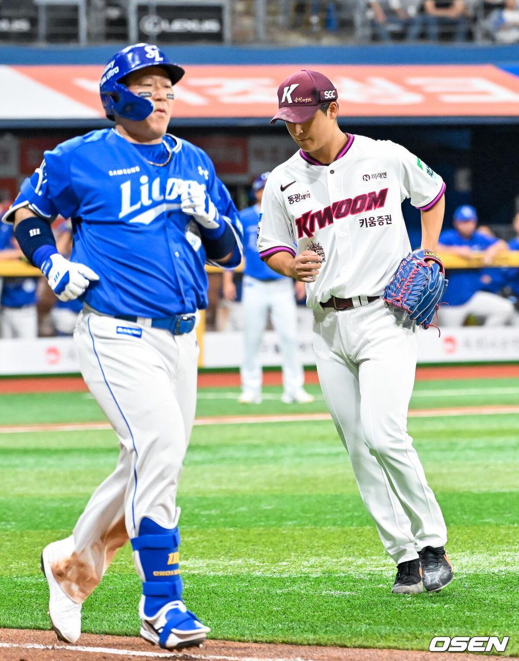 26일 오후 서울 고척스카이돔에서 2026 신한 SOL KBO리그 키움 히어로즈와 삼성 라이온즈의 경기가 열렸다.이날 키움은 박준현을, 삼성은 장찬희를 선발투수로 내세운다.키움 선발 박준현이 5회초 2사 주자 1,2루 삼성 최형우를 1루수 앞 땅볼로 막아낸 후 덕아웃으로 향하고 있다. 2026.04.26 / rumi@osen.co.kr