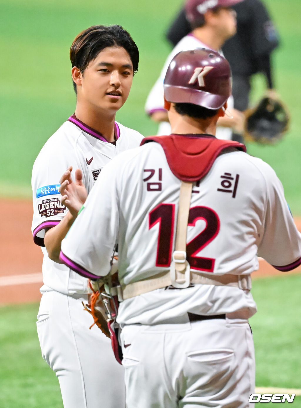 26일 오후 서울 고척스카이돔에서 2026 신한 SOL KBO리그 키움 히어로즈와 삼성 라이온즈의 경기가 열렸다.이날 키움은 박준현을, 삼성은 장찬희를 선발투수로 내세운다.1회초를 마친 키움 선발 박준현이 김건희와 하이파이브를 하고 있다. 2026.04.26 / rumi@osen.co.kr