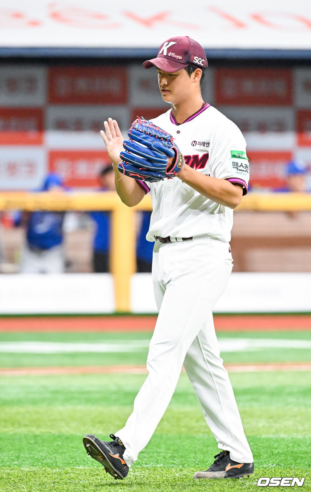 26일 오후 서울 고척스카이돔에서 2026 신한 SOL KBO리그 키움 히어로즈와 삼성 라이온즈의 경기가 열렸다.이날 키움은 박준현을, 삼성은 장찬희를 선발투수로 내세운다.3회초를 마친 키움 선발 박준현이 기뻐하고 있다. 2026.04.26 / rumi@osen.co.kr