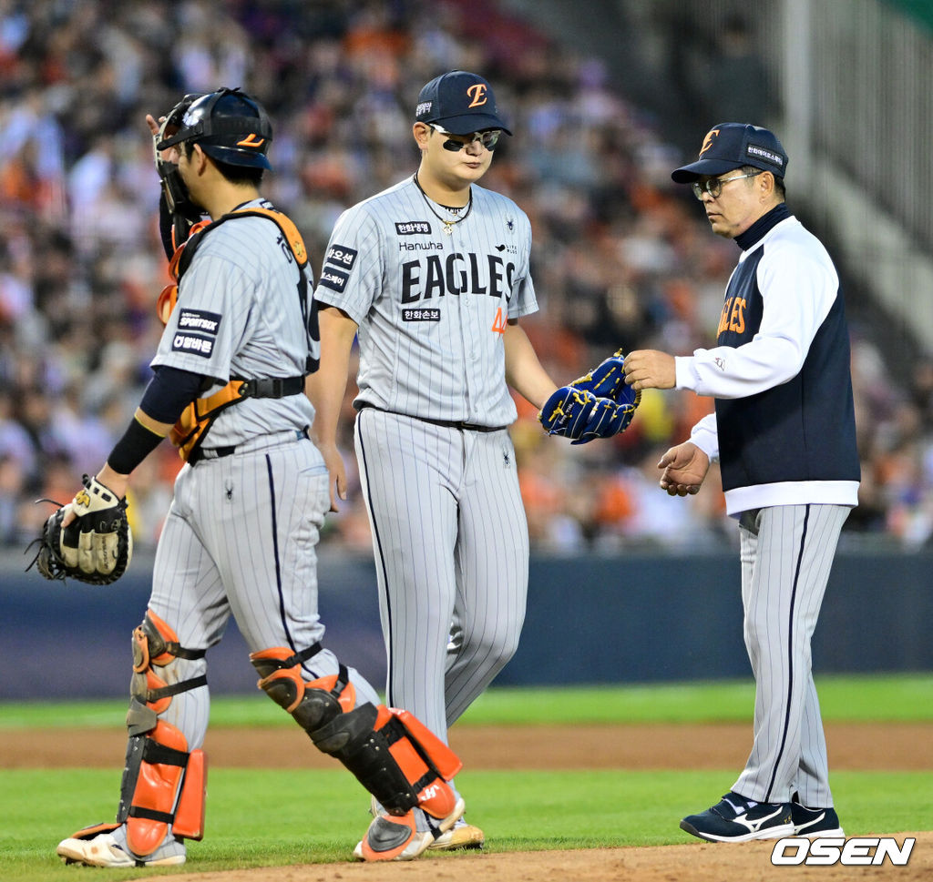 23일 서울 잠실야구장에서 ‘2026 신한 SOL KBO리그’ LG 트윈스와 한화 이글스의 경기가 열렸다.홈팀 LG는 이정용, 방문팀 한화는 황준서를 선발로 내세웠다. 3회말 2사 2루 상황 한화 김서현이 마운드에 오르고 있다. 2026.04.23 / dreamer@osen.co.kr