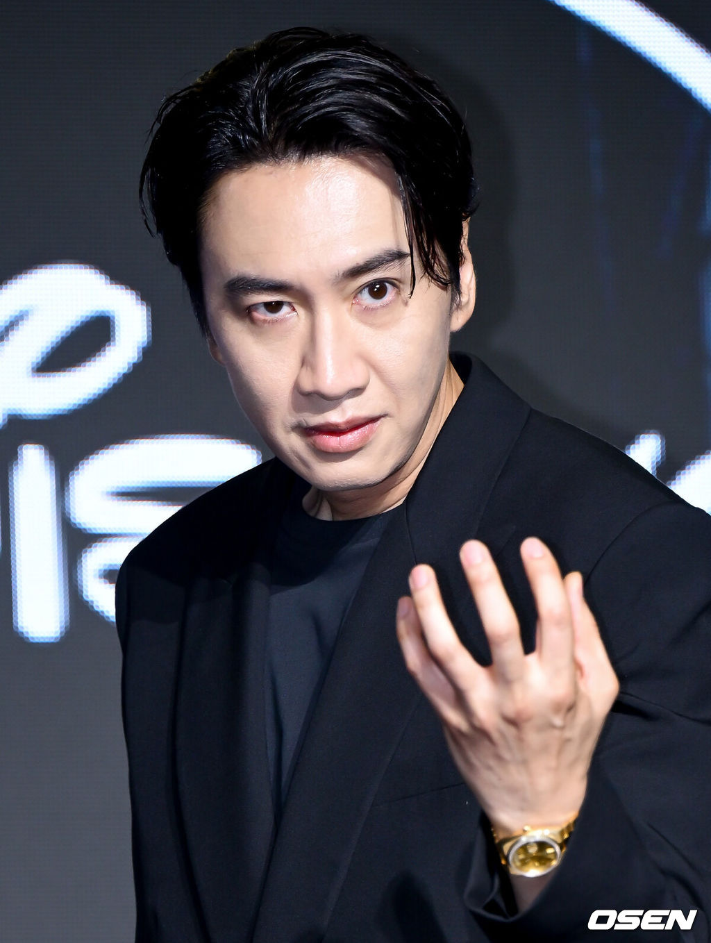 디즈니+의 오리지널 시리즈 '골드랜드' 제작발표회가 27일 서울 영등포구 콘래드 서울 호텔에서 열렸다.‘골드랜드’는 밀수 조직의 1500억 금괴를 손에 넣은 ‘희주(박보영 분)’가 탐욕과 배신이 뒤엉킨 아수라장 속에서 금을 독차지하기 위해 사투를 벌이는 ‘금빛 욕망 생존 스릴러’다. 오는 29일 공개된다.배우 이광수가 포즈를 취하고 있다. 2026.04.27 /cej@osen.co.kr