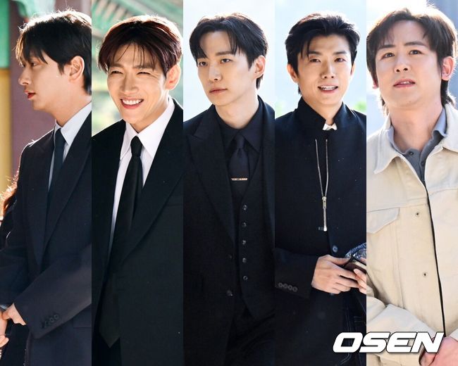 [OSEN=조은정 기자]2PM 멤버이자 배우로 활동 중인 옥택연이 24일 서울 중구 장충동 신라호텔 영빈관에서 결혼식을 올렸다. 오랜 시간 사랑을 키워온 연인과 부부의 연을 맺는 자리로, 가족과 친지, 가까운 지인들의 축하 속 조용히 진행됐다.특히 이날 2PM 멤버들이 총출동해 의리를 빛냈다. 황찬성은 사회를 맡고, 준케이·닉쿤·장우영·이준호·황찬성 등 멤버들이 축가에 나섰다. 2PM 황찬성, 준케이, 이준호, 장우영, 닉쿤이 결혼식장으로 들어서고 있다. 2026.04.24 /cej@osen.co.kr