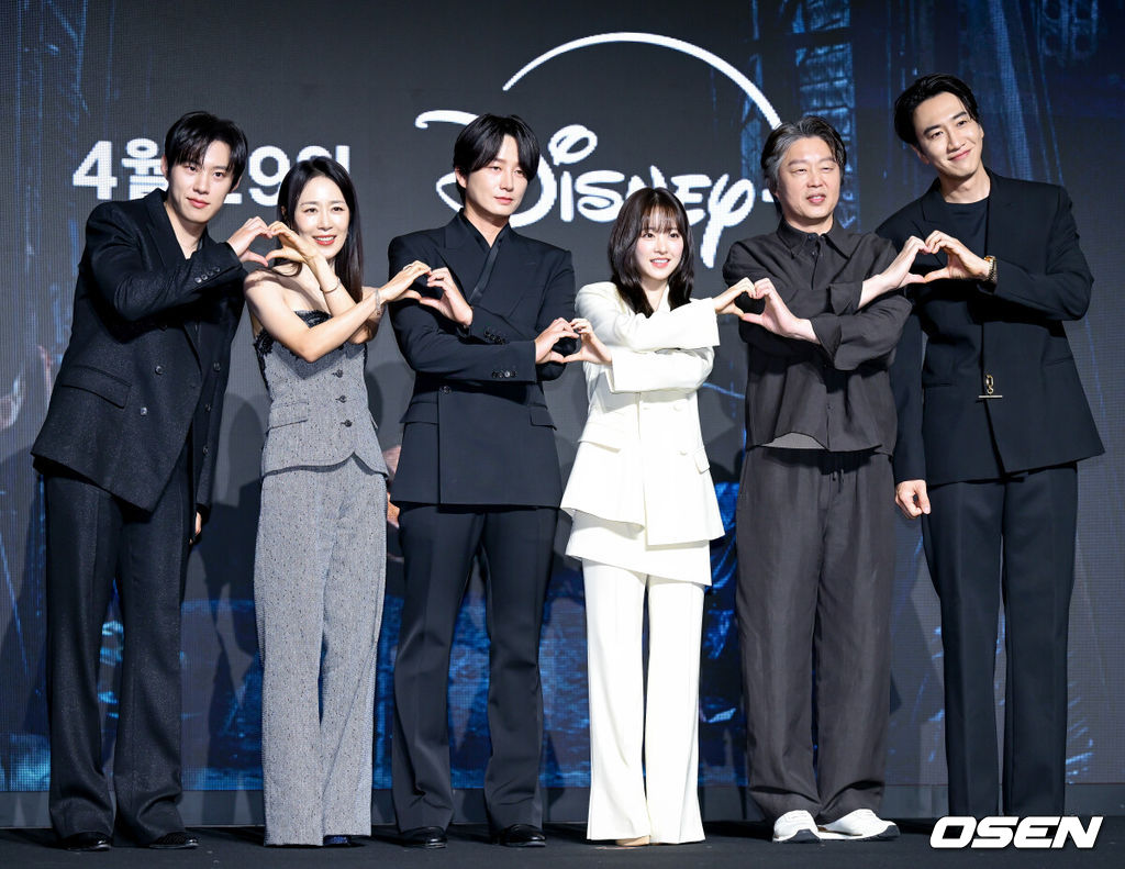 디즈니+의 오리지널 시리즈 '골드랜드' 제작발표회가 27일 서울 영등포구 콘래드 서울 호텔에서 열렸다.‘골드랜드’는 밀수 조직의 1500억 금괴를 손에 넣은 ‘희주(박보영 분)’가 탐욕과 배신이 뒤엉킨 아수라장 속에서 금을 독차지하기 위해 사투를 벌이는 ‘금빛 욕망 생존 스릴러’다. 오는 29일 공개된다.배우 김성철(왼쪽부터), 문정희, 이현욱, 박보영, 김희원, 이광수가 포즈를 취하고 있다. 2026.04.27 /cej@osen.co.kr