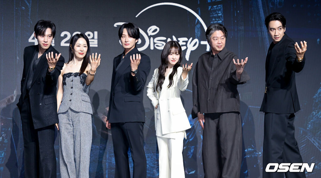 디즈니+의 오리지널 시리즈 '골드랜드' 제작발표회가 27일 서울 영등포구 콘래드 서울 호텔에서 열렸다.‘골드랜드’는 밀수 조직의 1500억 금괴를 손에 넣은 ‘희주(박보영 분)’가 탐욕과 배신이 뒤엉킨 아수라장 속에서 금을 독차지하기 위해 사투를 벌이는 ‘금빛 욕망 생존 스릴러’다. 오는 29일 공개된다.배우 김성철(왼쪽부터), 문정희, 이현욱, 박보영, 김희원, 이광수가 포즈를 취하고 있다. 2026.04.27 /cej@osen.co.kr