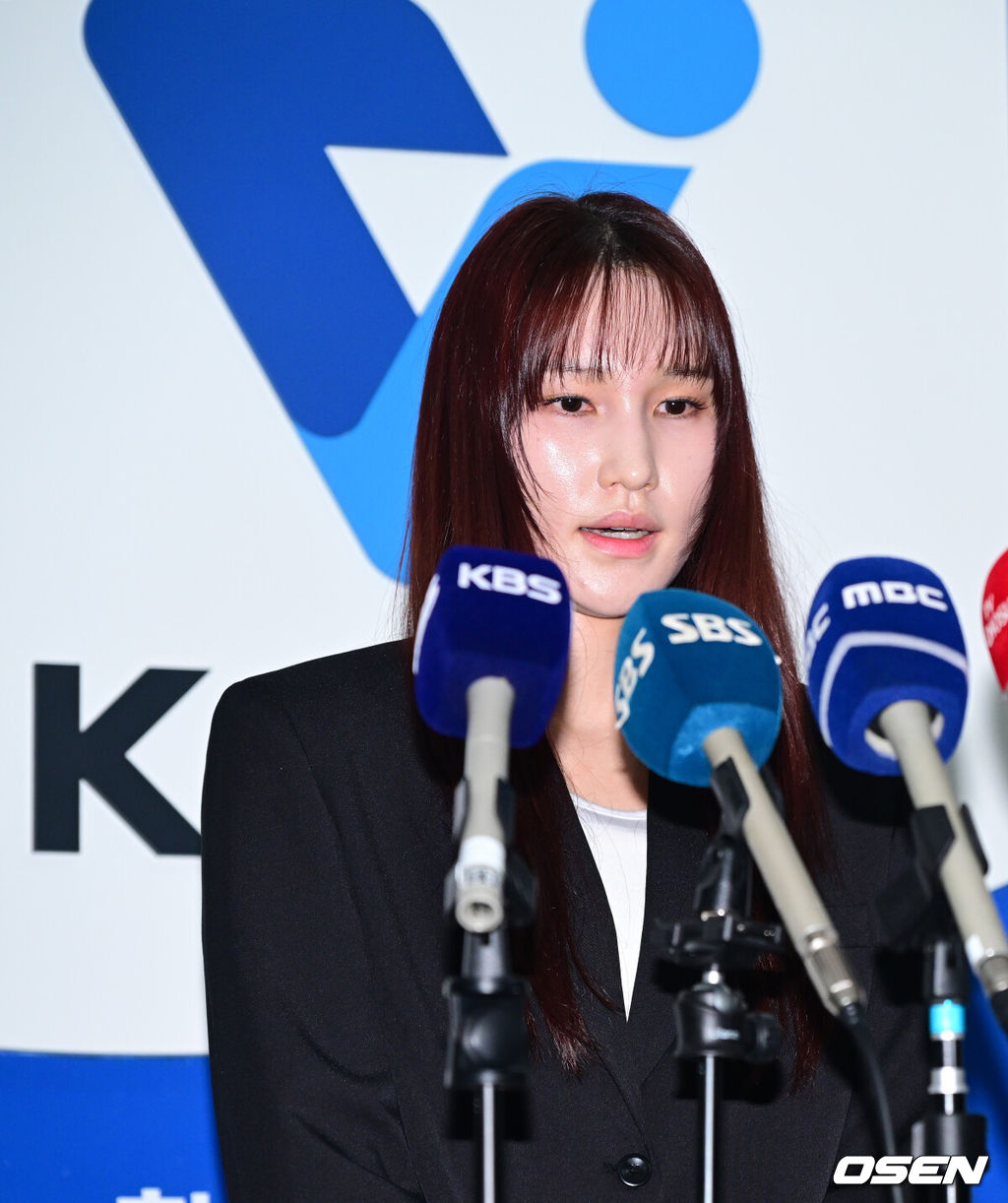 27일 오전 서울 상암동 한국배구연맹(KOVO) 사무실에서 안혜진과 관련한 상벌위원회가 열렸다.안혜진은 지난 16일 오전 음주운전을 하다 경찰에 적발된 것으로 알려졌다. 2025~2026시즌 팀의 우승을 이끌었고, FA 자격까지 얻었는데, 음주운전으로 인해 그가 어렵게 쌓은 성과를 한순간에 날리게 됐다. 안혜진이 상벌위원회에 참석해 소명을 마친 뒤 취재진에게 입장을 밝히고 있다. 2026.04.27 / dreamer@osen.co.kr