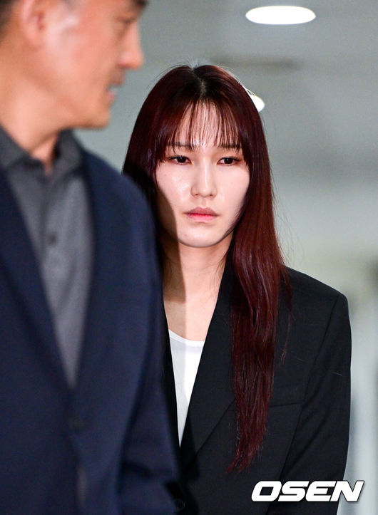 [OSEN=최규한 기자] 27일 오전 서울 상암동 한국배구연맹(KOVO) 사무실에서 안혜진과 관련한 상벌위원회가 열렸다.안혜진은 지난 16일 오전 음주운전을 하다 경찰에 적발된 것으로 알려졌다. 2025~2026시즌 팀의 우승을 이끌었고, FA 자격까지 얻었는데, 음주운전으로 인해 그가 어렵게 쌓은 성과를 한순간에 날리게 됐다.&nbsp;안혜진이 상벌위원회에 참석해 소명을 마친 뒤 취재진에게 입장을 밝히기 위해 발걸음을 옮기고 있다. 2026.04.27 / dreamer@osen.co.kr