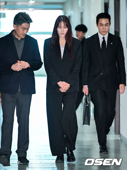 [OSEN=최규한 기자] 27일 오전 서울 상암동 한국배구연맹(KOVO) 사무실에서 안혜진과 관련한 상벌위원회가 열렸다.안혜진은 지난 16일 오전 음주운전을 하다 경찰에 적발된 것으로 알려졌다. 2025~2026시즌 팀의 우승을 이끌었고, FA 자격까지 얻었는데, 음주운전으로 인해 그가 어렵게 쌓은 성과를 한순간에 날리게 됐다.&nbsp;안혜진이 상벌위원회에 참석해 소명을 마친 뒤 취재진에게 입장을 밝히기 위해 발걸음을 옮기고 있다. 2026.04.27 / dreamer@osen.co.kr