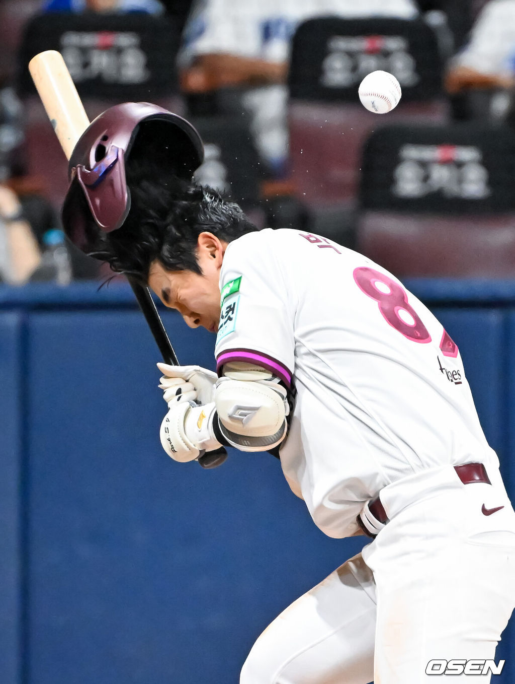 26일 오후 서울 고척스카이돔에서 2026 신한 SOL KBO리그 키움 히어로즈와 삼성 라이온즈의 경기가 열렸다.이날 키움은 박준현을, 삼성은 장찬희를 선발투수로 내세운다.8회말 2사 주자 1루 키움 박수종이 타석에서 머리에 삼성 미야지가 던진 볼을 맞고 있다. 2026.04.26 / rumi@osen.co.kr