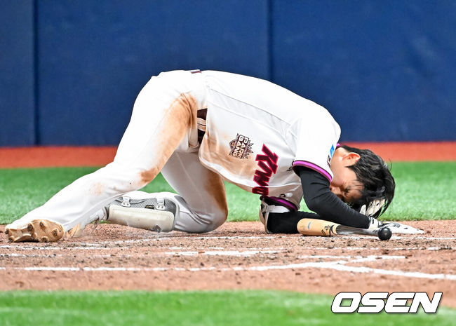 [OSEN=고척, 민경훈 기자] 26일 오후 서울 고척스카이돔에서 2026 신한 SOL KBO리그 키움 히어로즈와 삼성 라이온즈의 경기가 열렸다.이날 키움은 박준현을, 삼성은 장찬희를 선발투수로 내세운다.8회말 2사 주자 1루 키움 박수종이 타석에서 머리에 삼성 미야지가 던진 볼을 맞고 쓰러지고 있다. 2026.04.26 / rumi@osen.co.kr