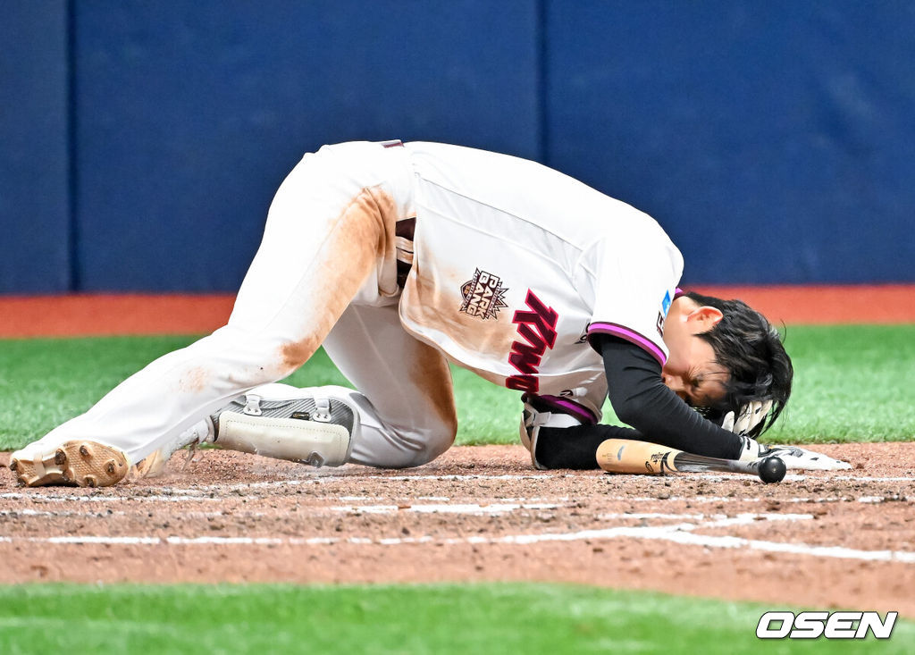 26일 오후 서울 고척스카이돔에서 2026 신한 SOL KBO리그 키움 히어로즈와 삼성 라이온즈의 경기가 열렸다.이날 키움은 박준현을, 삼성은 장찬희를 선발투수로 내세운다.8회말 2사 주자 1루 키움 박수종이 타석에서 머리에 삼성 미야지가 던진 볼을 맞고 쓰러지고 있다. 2026.04.26 / rumi@osen.co.kr