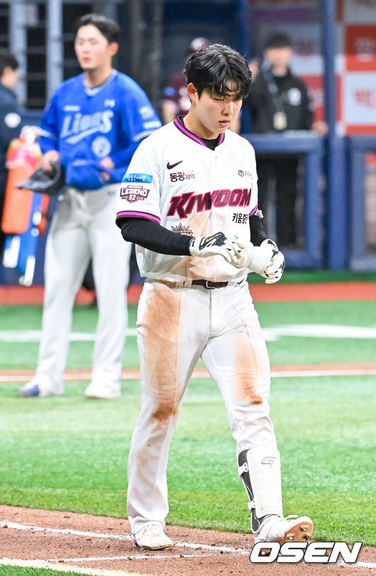 [OSEN=고척, 민경훈 기자] 26일 오후 서울 고척스카이돔에서 2026 신한 SOL KBO리그 키움 히어로즈와 삼성 라이온즈의 경기가 열렸다.이날 키움은 박준현을, 삼성은 장찬희를 선발투수로 내세운다.8회말 2사 주자 1루 키움 박수종이 타석에서 머리에 삼성 미야지가 던진 볼을 맞은 후 고통을 호소하던 중 구급차가 들어왔지만 걸어서 1루로 나가며 교체되고 있다.. 2026.04.26 / rumi@osen.co.kr