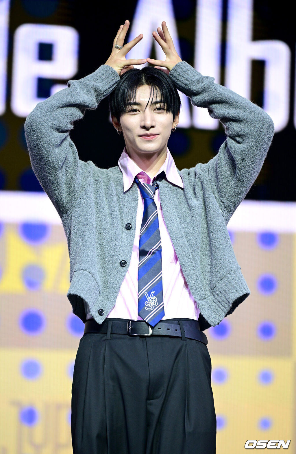 보이그룹 넥스지(NEXZ)가 27일 오후 서울 한남동 블루스퀘어 우리WON뱅킹홀에서 두 번째 싱글 앨범 'Mmchk(음츠크)' 발매 쇼케이스를 가졌다.넥스지(토모야, 유우, 하루, 소 건, 세이타, 휴이, 유키)의 이번 앨범 “음츠크"라 읽히는 'Mmchk'는 리드미컬한 사운드처럼 NEXZ 특유의 독특하고 묘한 매력을 어필하는 일종의 인기척이다. 이번 앨범에는 타이틀곡 'Mmchk'를 필두로 수록곡 'HYPEMAN', 글로벌 리스너들을 위한 'Mmchk (English Version)'까지 총 3곡이 수록됐다.  넥스지 유우가 포토타임을 하고 있다. 2026.04.27 / dreamer@osen.co.kr