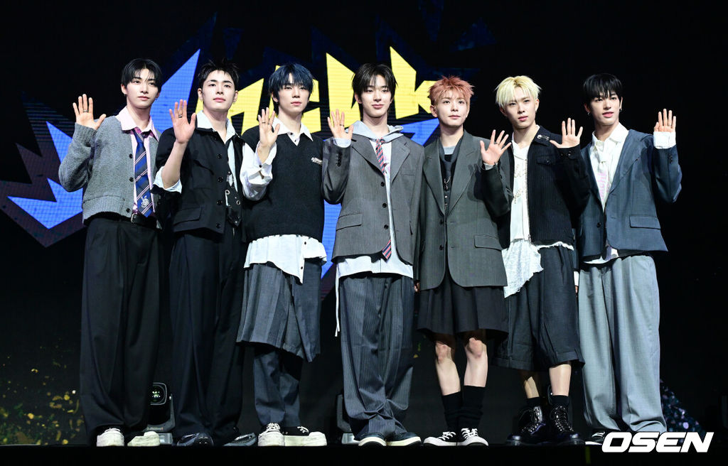 보이그룹 넥스지(NEXZ)가 27일 오후 서울 한남동 블루스퀘어 우리WON뱅킹홀에서 두 번째 싱글 앨범 'Mmchk(음츠크)' 발매 쇼케이스를 가졌다.넥스지(토모야, 유우, 하루, 소 건, 세이타, 휴이, 유키)의 이번 앨범 “음츠크"라 읽히는 'Mmchk'는 리드미컬한 사운드처럼 NEXZ 특유의 독특하고 묘한 매력을 어필하는 일종의 인기척이다. 이번 앨범에는 타이틀곡 'Mmchk'를 필두로 수록곡 'HYPEMAN', 글로벌 리스너들을 위한 'Mmchk (English Version)'까지 총 3곡이 수록됐다.  넥스지 멤버들이 포토타임을 하고 있다. 2026.04.27 / dreamer@osen.co.kr