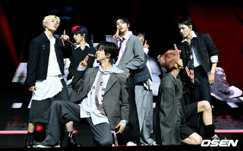 보이그룹 넥스지(NEXZ)가 27일 오후 서울 한남동 블루스퀘어 우리WON뱅킹홀에서 두 번째 싱글 앨범 'Mmchk(음츠크)' 발매 쇼케이스를 가졌다.넥스지(토모야, 유우, 하루, 소 건, 세이타, 휴이, 유키)의 이번 앨범 “음츠크"라 읽히는 'Mmchk'는 리드미컬한 사운드처럼 NEXZ 특유의 독특하고 묘한 매력을 어필하는 일종의 인기척이다. 이번 앨범에는 타이틀곡 'Mmchk'를 필두로 수록곡 'HYPEMAN', 글로벌 리스너들을 위한 'Mmchk (English Version)'까지 총 3곡이 수록됐다.  넥스지 멤버들이 무대를 펼치고 있다. 2026.04.27 / dreamer@osen.co.kr