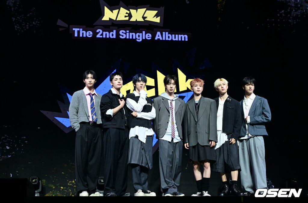 보이그룹 넥스지(NEXZ)가 27일 오후 서울 한남동 블루스퀘어 우리WON뱅킹홀에서 두 번째 싱글 앨범 'Mmchk(음츠크)' 발매 쇼케이스를 가졌다.넥스지(토모야, 유우, 하루, 소 건, 세이타, 휴이, 유키)의 이번 앨범 “음츠크"라 읽히는 'Mmchk'는 리드미컬한 사운드처럼 NEXZ 특유의 독특하고 묘한 매력을 어필하는 일종의 인기척이다. 이번 앨범에는 타이틀곡 'Mmchk'를 필두로 수록곡 'HYPEMAN', 글로벌 리스너들을 위한 'Mmchk (English Version)'까지 총 3곡이 수록됐다.  넥스지 멤버들이 포토타임을 하고 있다. 2026.04.27 / dreamer@osen.co.kr