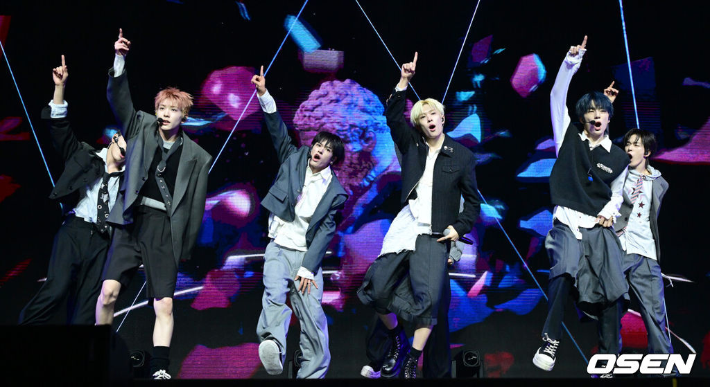 보이그룹 넥스지(NEXZ)가 27일 오후 서울 한남동 블루스퀘어 우리WON뱅킹홀에서 두 번째 싱글 앨범 'Mmchk(음츠크)' 발매 쇼케이스를 가졌다.넥스지(토모야, 유우, 하루, 소 건, 세이타, 휴이, 유키)의 이번 앨범 “음츠크"라 읽히는 'Mmchk'는 리드미컬한 사운드처럼 NEXZ 특유의 독특하고 묘한 매력을 어필하는 일종의 인기척이다. 이번 앨범에는 타이틀곡 'Mmchk'를 필두로 수록곡 'HYPEMAN', 글로벌 리스너들을 위한 'Mmchk (English Version)'까지 총 3곡이 수록됐다.  넥스지 멤버들이 무대를 펼치고 있다. 2026.04.27 / dreamer@osen.co.kr