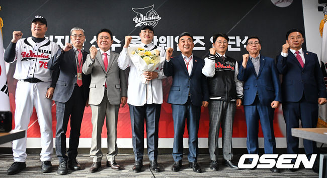 [OSEN=울산, 이석우 기자] 27일 울산 문수야구장에서 MLB 출신 최지만이 울산 웨일즈 입단식을 가졌다. 2010년 동산고 졸업 후 곧바로 미국 시애틀 매리너스에 입단한 최지만은 LA 에인절스, 뉴욕 양키스, 탬파베이 레이스 등을 거쳤고 탬파베이 레이스 소속이던 2020년에는 한국인 타자 최초로 월드시리즈에 출전했다.최지만이 장원진 감독 등과 입단식에서 파이팅을 외치고 있다. 2026.04.27 / foto0307@osen.co.kr
