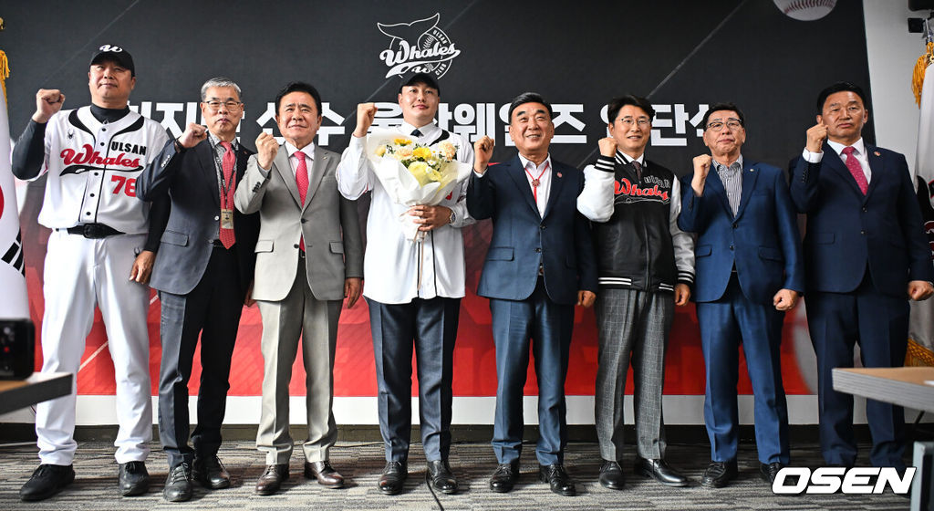 27일 울산 문수야구장에서 MLB 출신 최지만이 울산 웨일즈 입단식을 가졌다. 2010년 동산고 졸업 후 곧바로 미국 시애틀 매리너스에 입단한 최지만은 LA 에인절스, 뉴욕 양키스, 탬파베이 레이스 등을 거쳤고 탬파베이 레이스 소속이던 2020년에는 한국인 타자 최초로 월드시리즈에 출전했다.최지만이 장원진 감독 등과 입단식에서 파이팅을 외치고 있다. 2026.04.27 / foto0307@osen.co.kr