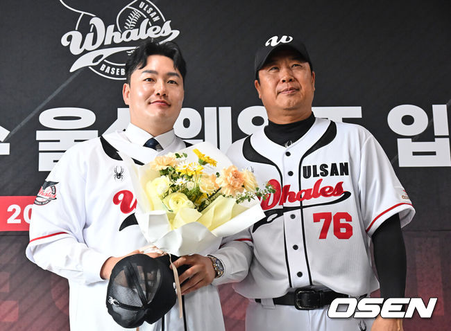 [OSEN=울산, 이석우 기자] 27일 울산 문수야구장에서 MLB 출신 최지만이 울산 웨일즈 입단식을 가졌다. 2010년 동산고 졸업 후 곧바로 미국 시애틀 매리너스에 입단한 최지만은 LA 에인절스, 뉴욕 양키스, 탬파베이 레이스 등을 거쳤고 탬파베이 레이스 소속이던 2020년에는 한국인 타자 최초로 월드시리즈에 출전했다.최지만이 장원진 감독의 축하 꽃다발을 받고 기념촬영을 하고 있다. 2026.04.27 / foto0307@osen.co.kr
