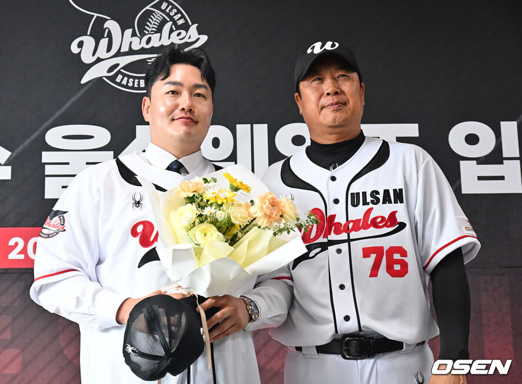 27일 울산 문수야구장에서 MLB 출신 최지만이 울산 웨일즈 입단식을 가졌다. 2010년 동산고 졸업 후 곧바로 미국 시애틀 매리너스에 입단한 최지만은 LA 에인절스, 뉴욕 양키스, 탬파베이 레이스 등을 거쳤고 탬파베이 레이스 소속이던 2020년에는 한국인 타자 최초로 월드시리즈에 출전했다.최지만이 장원진 감독의 축하 꽃다발을 받고 기념촬영을 하고 있다. 2026.04.27 / foto0307@osen.co.kr