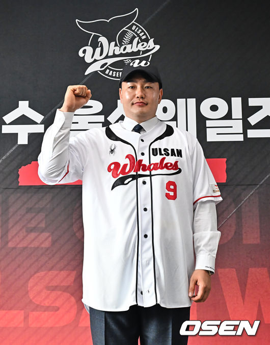 [OSEN=울산, 이석우 기자] 27일 울산 문수야구장에서 MLB 출신 최지만이 울산 웨일즈 입단식을 가졌다. 2010년 동산고 졸업 후 곧바로 미국 시애틀 매리너스에 입단한 최지만은 LA 에인절스, 뉴욕 양키스, 탬파베이 레이스 등을 거쳤고 탬파베이 레이스 소속이던 2020년에는 한국인 타자 최초로 월드시리즈에 출전했다.최지만이 유니폼을 입고 등번호 9번을 달고 파이팅을 외치고 있다.2026.04.27 / foto0307@osen.co.kr