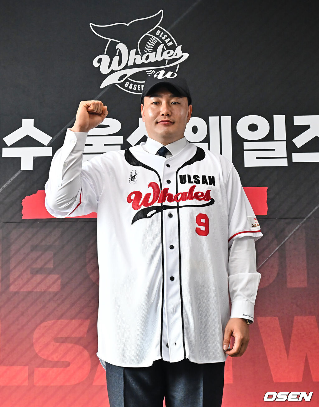 27일 울산 문수야구장에서 MLB 출신 최지만이 울산 웨일즈 입단식을 가졌다. 2010년 동산고 졸업 후 곧바로 미국 시애틀 매리너스에 입단한 최지만은 LA 에인절스, 뉴욕 양키스, 탬파베이 레이스 등을 거쳤고 탬파베이 레이스 소속이던 2020년에는 한국인 타자 최초로 월드시리즈에 출전했다.최지만이 유니폼을 입고 등번호 9번을 달고 파이팅을 외치고 있다.2026.04.27 / foto0307@osen.co.kr