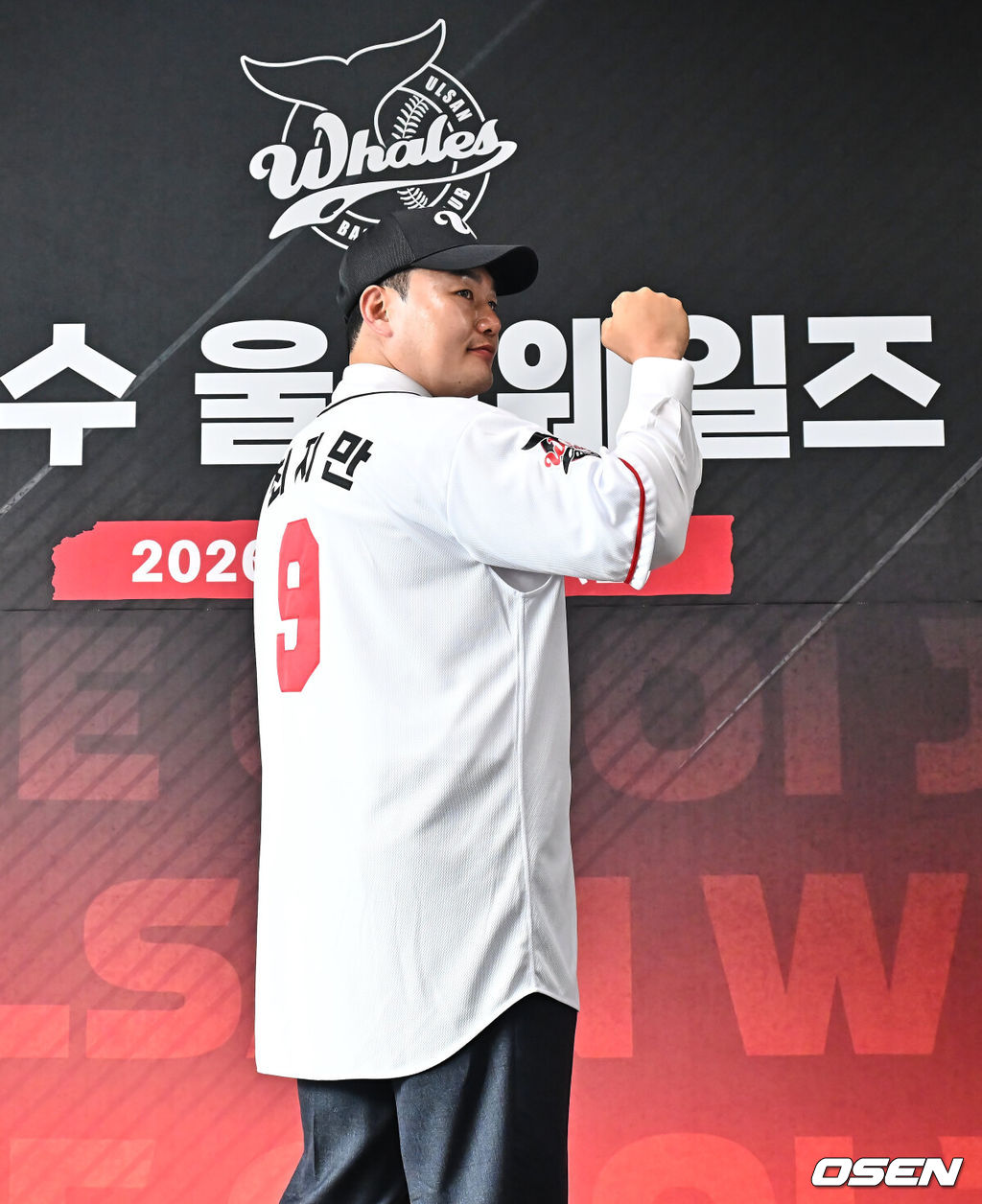 27일 울산 문수야구장에서 MLB 출신 최지만이 울산 웨일즈 입단식을 가졌다. 2010년 동산고 졸업 후 곧바로 미국 시애틀 매리너스에 입단한 최지만은 LA 에인절스, 뉴욕 양키스, 탬파베이 레이스 등을 거쳤고 탬파베이 레이스 소속이던 2020년에는 한국인 타자 최초로 월드시리즈에 출전했다.최지만이 유니폼을 입고 등번호 9번을 달고 파이팅을 외치고 있다.2026.04.27 / foto0307@osen.co.kr