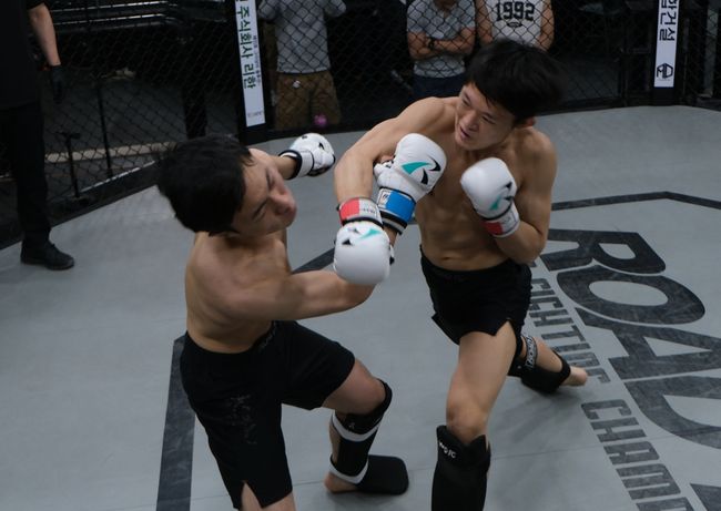 로드FC는 지난 25일 강원특별자치도 원주시에 위치한 로드FC 오피셜짐에서 제80회 로드FC 센트럴리그를 개최했다고 밝혔다. / 로드FC