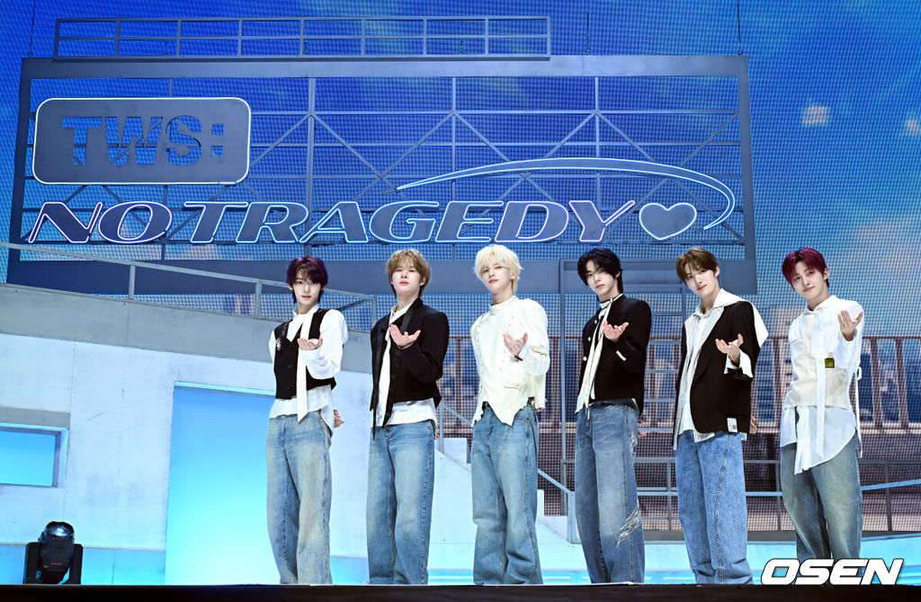 TWS(투어스)의 미니 5집 ‘NO TRAGEDY’ 발매 기념 미디어 쇼케이스가 27일 서울 광진구 예스24 라이브홀에서 열렸다.'NO TRAGEDY'는 정해진 운명을 기다리지 않고 주체적으로 사랑을 완성해 가는 TWS(신유, 도훈, 영재, 한진, 지훈, 경민)를 그린 앨범이다. 사랑을 향해 돌진하는 여섯 소년의 '직진 로맨스'가 한층 트렌디한 음악과 퍼포먼스로 생생하게 펼쳐진다.TWS가 포즈를 취하고 있다. 2026.04.27 /cej@osen.co.kr